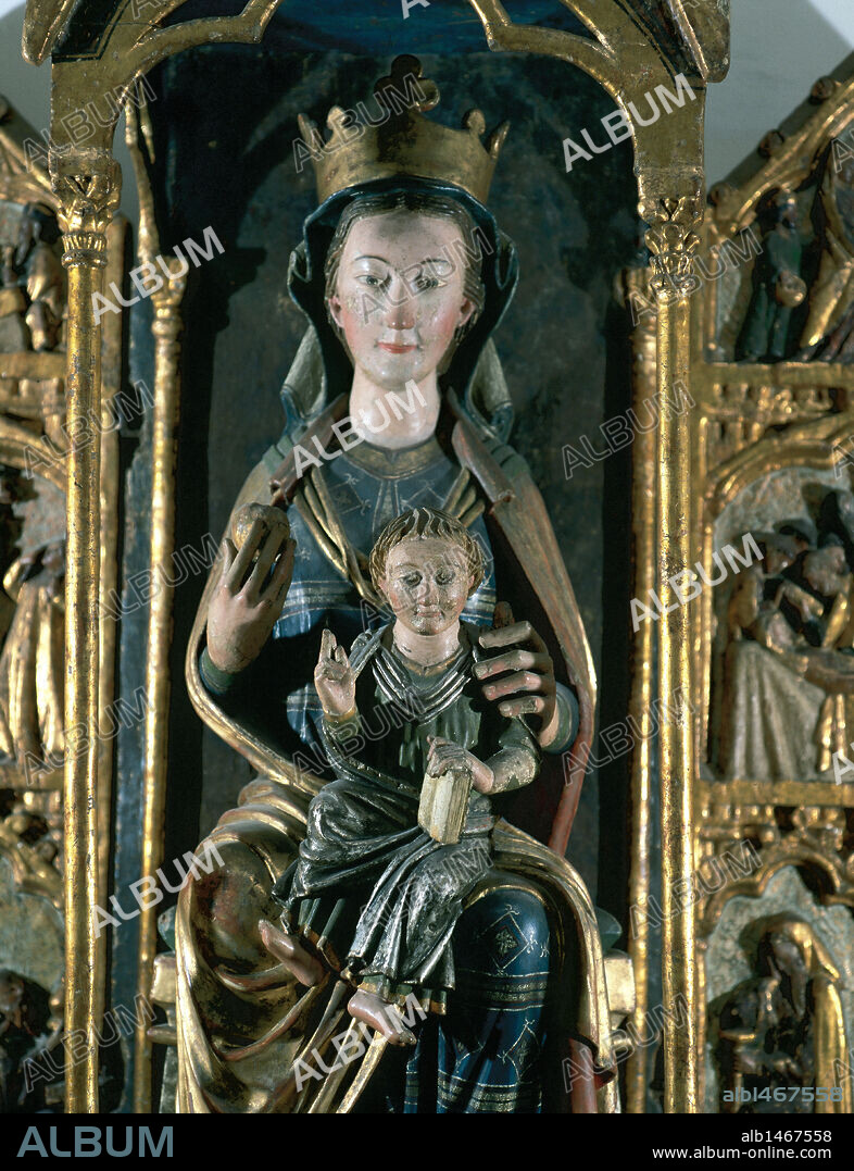ARTE GOTICO. ESPAÑA. "VIRGEN CON NIÑO". Detalle de la escultura que se halla en el centro de un políptico. Procede del Monasterio de San Andrés del Arroyo (Palencia). Data de los siglos XIII-XIV. Tallada en madera. Museo Marés. Barcelona. Cataluña.