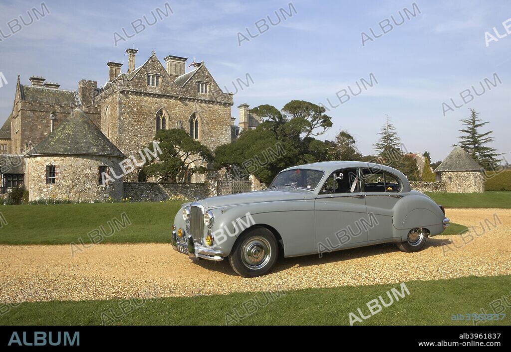 1959 Jaguar MK9 outside Palace House, Beaulieu.