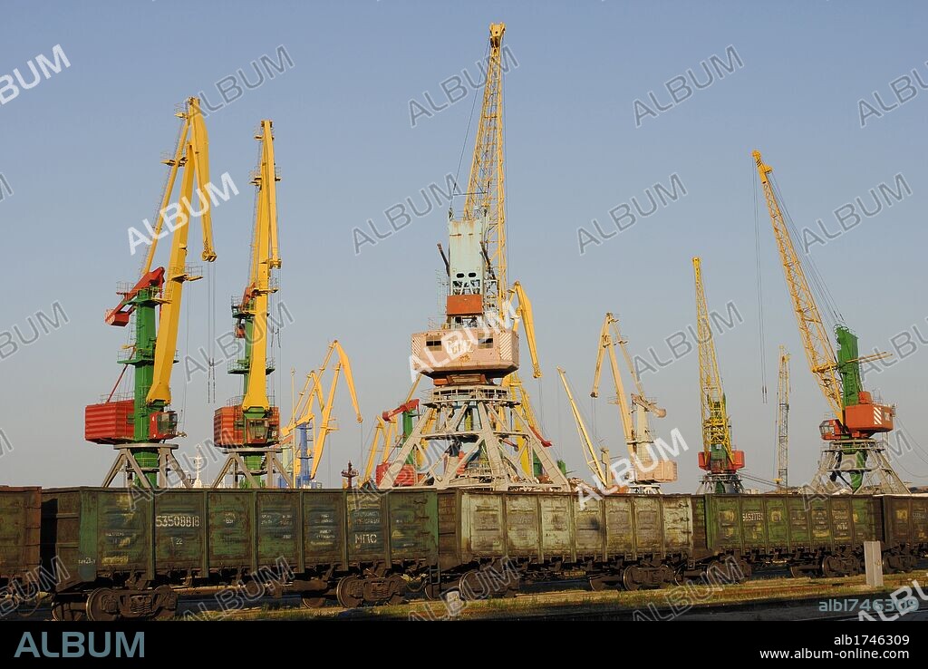 UCRANIA. REPUBLICA AUTONOMA DE CRIMEA. TEODOSIA o FEODOSIA. Ciudad a orillas del Mar Negro. Vista parcial de la zona portuaria de la ciudad, con vagones de trens y gruas. Europa Oriental.