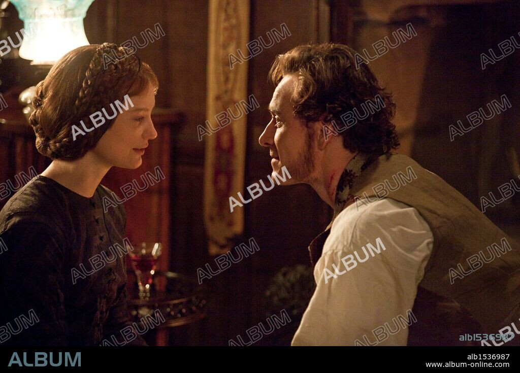 MIA WASIKOWSKA and MICHAEL FASSBENDER in JANE EYRE, 2011, directed by CARY JOJI FUKUNAGA. Copyright BBC FILMS.