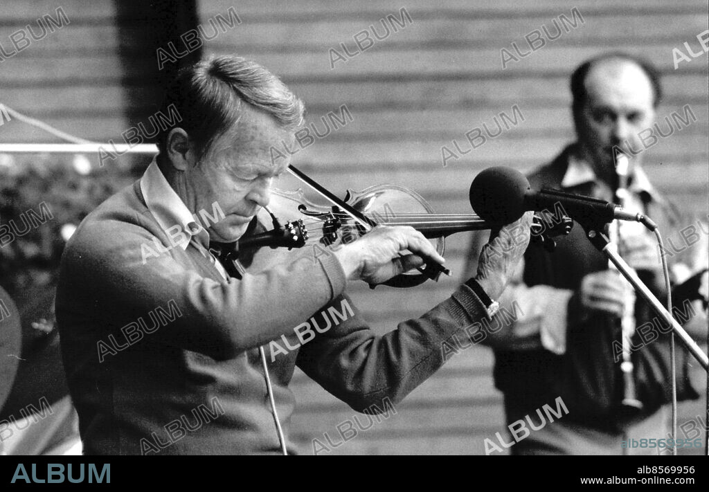 Stockholm 1984-07-03. Svend Asmussen, dansk kompositör, kapellmästare och jazzmusiker, gästar Arne Domnérus på Sollidenscenen på Skansen. Foto: Ragnhild Haarstad / SvD / TT / kod 12014.