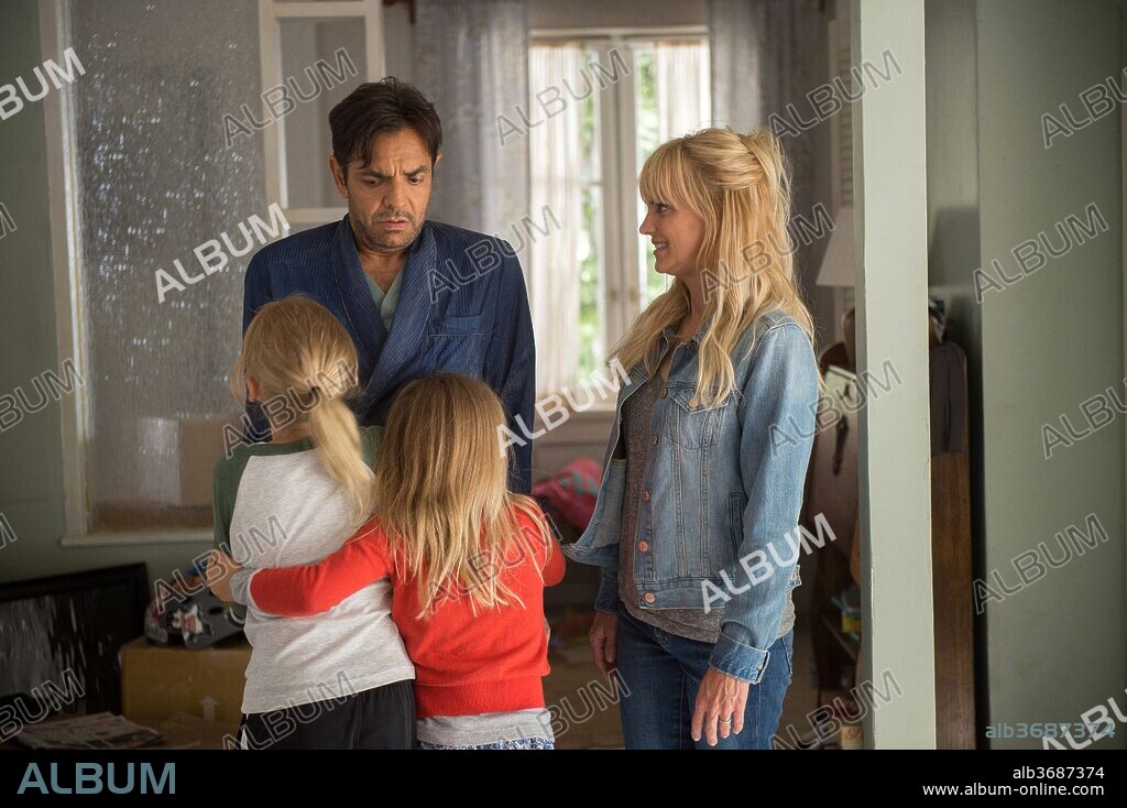 ANNA FARIS and EUGENIO DERBEZ in OVERBOARD, 2018, directed by BOB FISHER and ROB GREENBERG. Copyright Metro-Goldwyn-Mayer (MGM).
