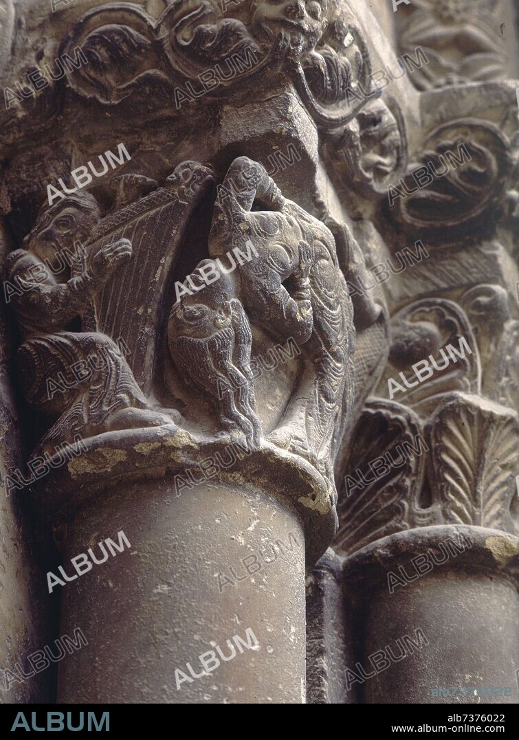 MAESTRO DE AGÜERO. CAPITEL DEL ARPISTA Y DEL CONTORSIONISTA EN LA PORTADA OESTE DE LA IGLESIA DE SAN SALVADOR - SIGLO XIII - ROMANICO ESPAÑOL.