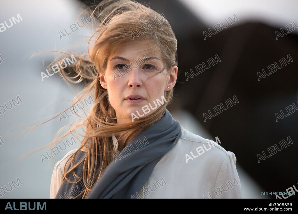 ROSAMUND PIKE in BEIRUT, 2018, directed by BRAD ANDERSON. Copyright RADAR PICTURES.