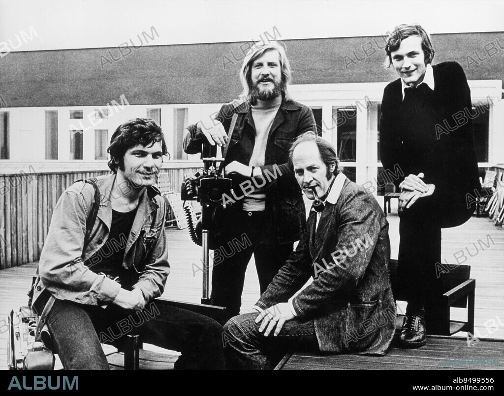 STOCKHOLM 1972.. Orig. bildtext... Datum Lördag 4/7-87 TV2 Program: Det var då i TV2, sent på jorden Motiv: Tord Pååg, Anders Ribbsjö, Tomas Dillén, Lars Ulvenstam 1972 Anm. Producenter Fotografer Journalister Programledare Ljudtekniker Publ. i Etermediernas bok Spegla, granska, tolka sid.254 CD155 Publ. i RiR 23/87 Pipor Filmare persons: Anders Ribbsjö ;Lars Ulvenstam ;Tomas Dillén ;Tord Pååg sites: STOCKHOLM ;SVERIGE.
