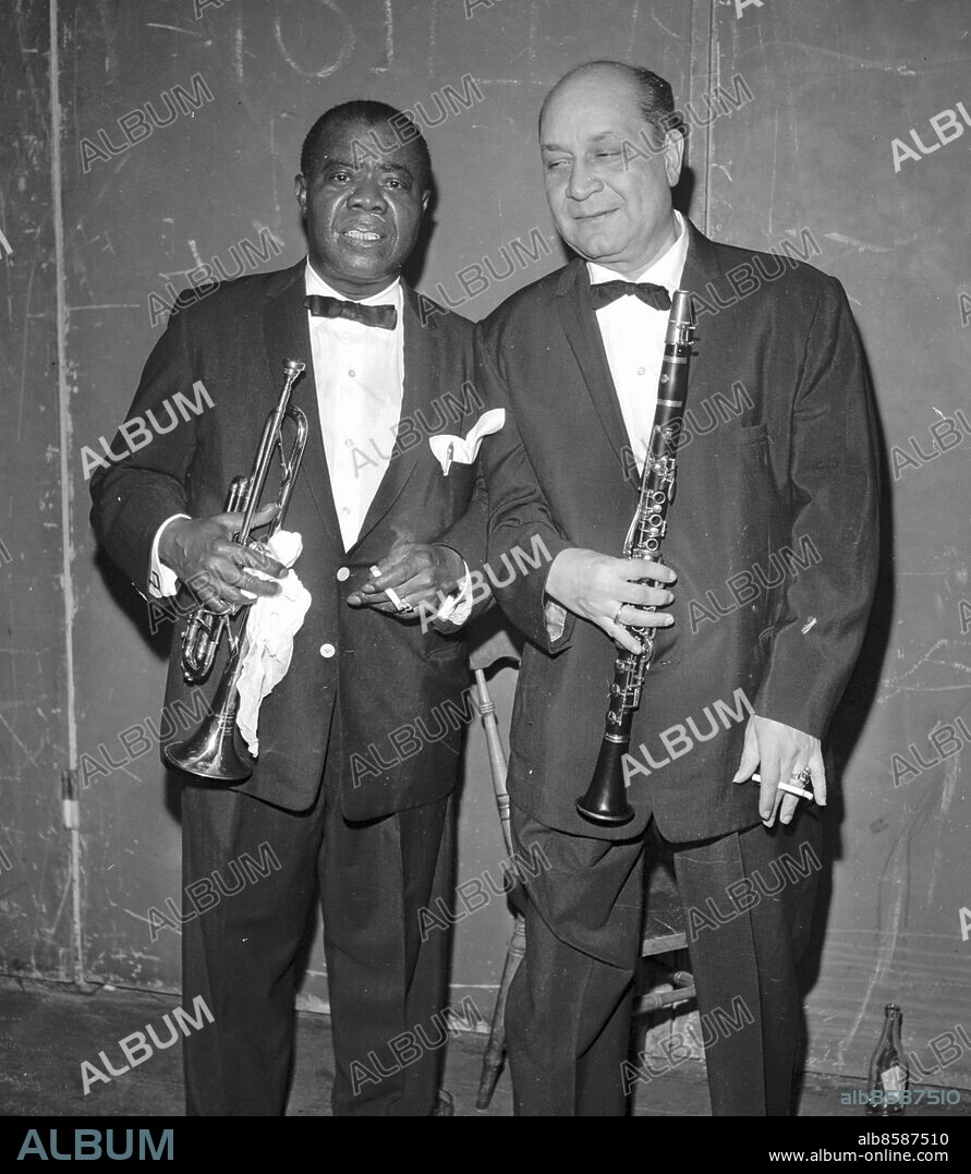 Göteborg 17 mars 1961. Louis Armstrong spelar på Mässhallen. Här med Barney Bigard *** Local Caption *** GT. KAMERAREPORTAGE.