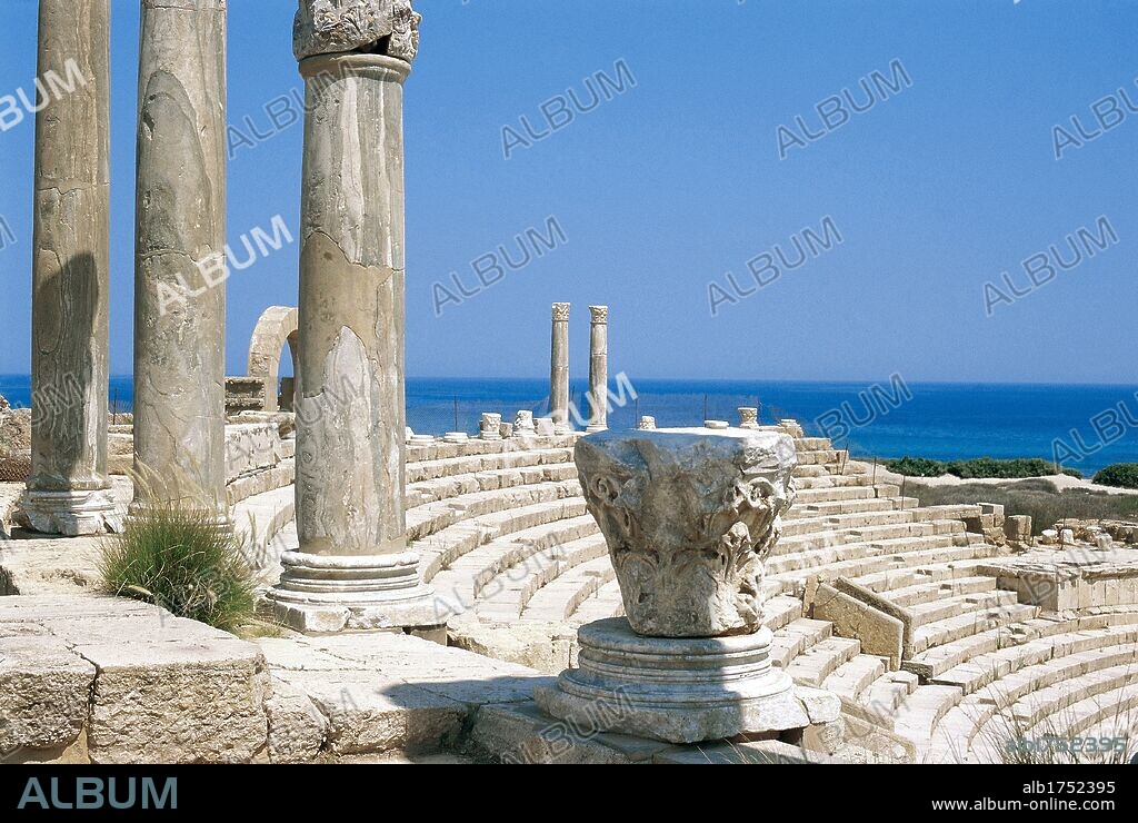 ARTE ROMANO. NORTE DE AFRICA. LEPTIS MAGNA. Antigua ciudad de Libia. Factoria fenicia, ciudad cartaginesa, perteneció al reino númida en el s. II a. C. y fue capital de la provincia Tripoliana durante la dominación romana. Vista parcial de la SUMMA CAVEA (el graderío más alto) del TEATRO fechado en el s. II d. C. y del TEMPLO DE CERES. LIBIA.