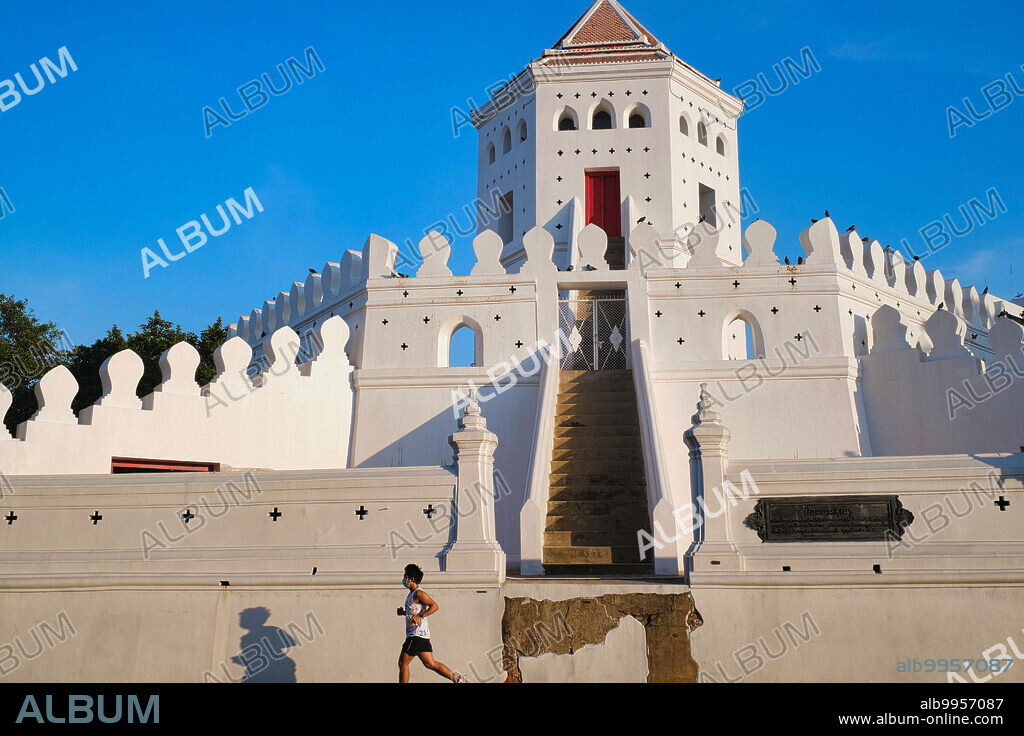 Thailand: The landmark Phra Sumen Fort in Santichaiprakarn Park, Phra Arthit Road, Banglamphoo (Banglamphu), Bangkok, once part of the Bangkok city wall fortifications.<br/><br/>. The Phra Sumen Fort was constructed in 1783 during the reign of King Buddha Yodfa Chulaloke (Rama I). It is one of 14 forts that used to protect Bangkok. Today only two survive, Phra Sumen Fort and Fort Mahakan.
