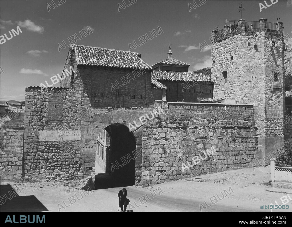 España. Vista general de Daroca (Zaragoza). Puerta de las murallas del siglo XVIII-XIX. Años 1950.