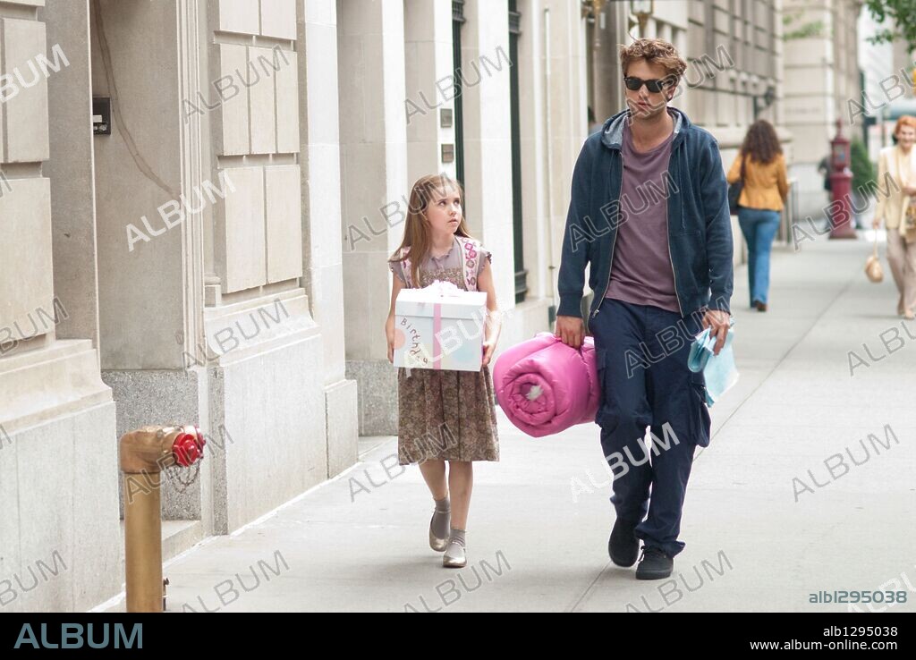 ROBERT PATTINSON und RUBY JERINS in REMEMBER ME, 2010, unter der Regie von ALLEN COULTER. Copyright UNDERGROUND FILMS AND MANAGEMENT.