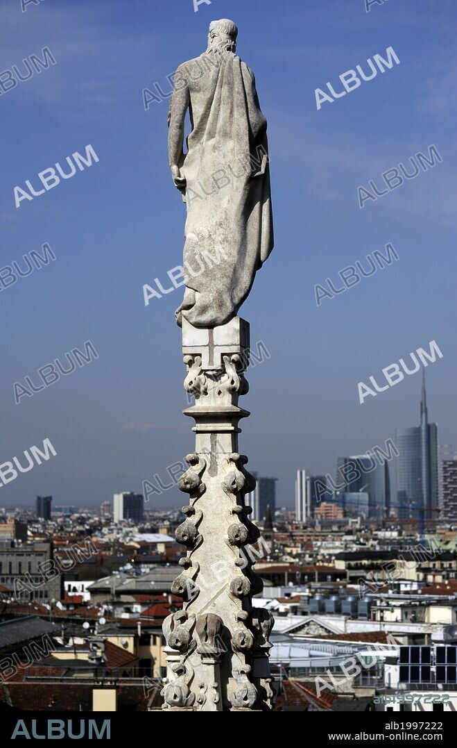ARTE GOTICO. ITALIA. DUOMO o CATEDRAL DE MILAN. Obra maestra, de estilo gótico florido, iniciada en el año 1386 y consagrada en 1577. Trabajaron en ella Jean Mignot, Solario y Amadei (s. XV) y Tibaldi (s. XVI) Estatua que decora una de las agujas de la fachada del templo. MILAN.