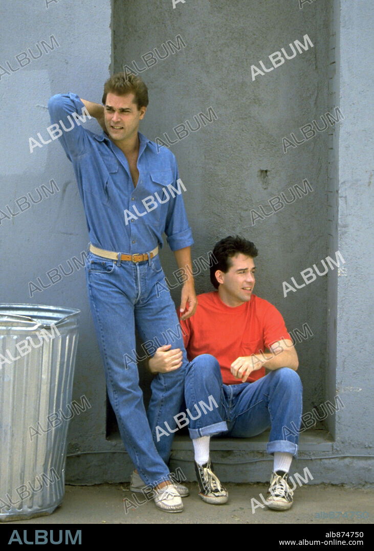RAY LIOTTA y TOM HULCE en LA FUERZA DE UN SER MENOR, 1988 (DOMINICK AND EUGENE). Copyright ORION PICTURES.