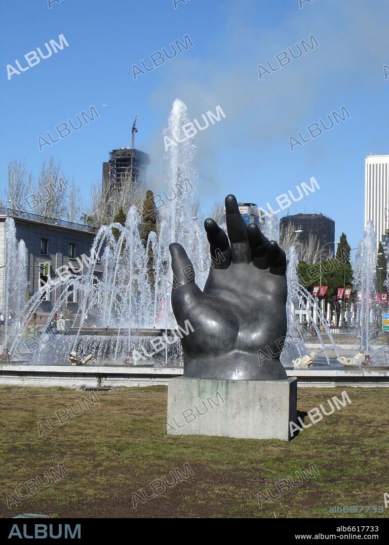 FERNANDO BOTERO. LA MANO - SIGLO XX - ESCULTURA EN BRONCE INSTALADA EN EL PASEO DE LA CASTELLANA.