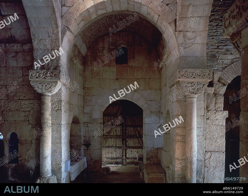 INTERIOR DE LA IGLESIA VISIGOTICA DE SAN PEDRO DE LA NAVE - SIGLO VII.
