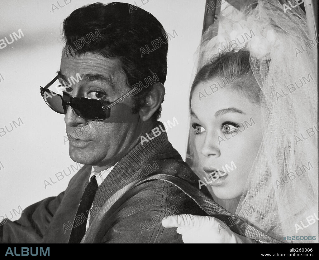 JEAN-CLAUDE PASCAL y Marisol en LAS CUATRO BODAS DE MARISOL, 1967. Copyright SUEVIA FILMS.