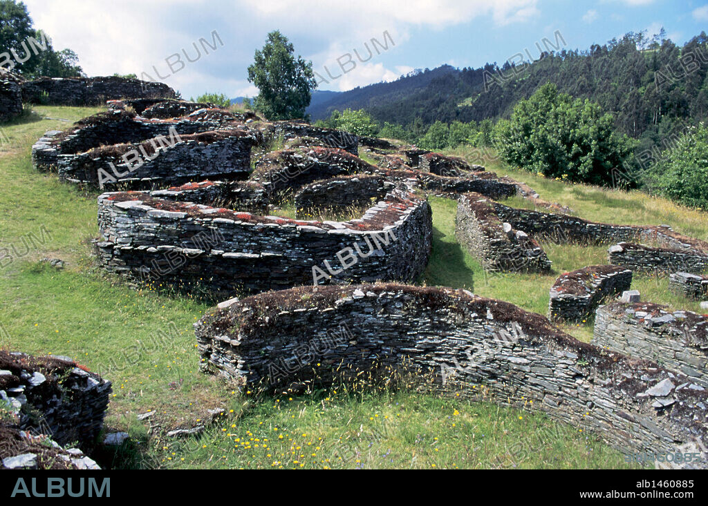 ARTE CELTA. CULTURA DE LOS CASTROS. ESPAÑA. Desarrollada durante la última fase de la Edad del Bronce y la Edad del Hierro (1200-500 aC) en la Meseta y el Oeste peninsular. Son poblados de piedra con edificios curvos de muros levantados con lajas de pizarra y con barro. Detalle del CASTRO DE COAÑA. Villacondide. Asturias.