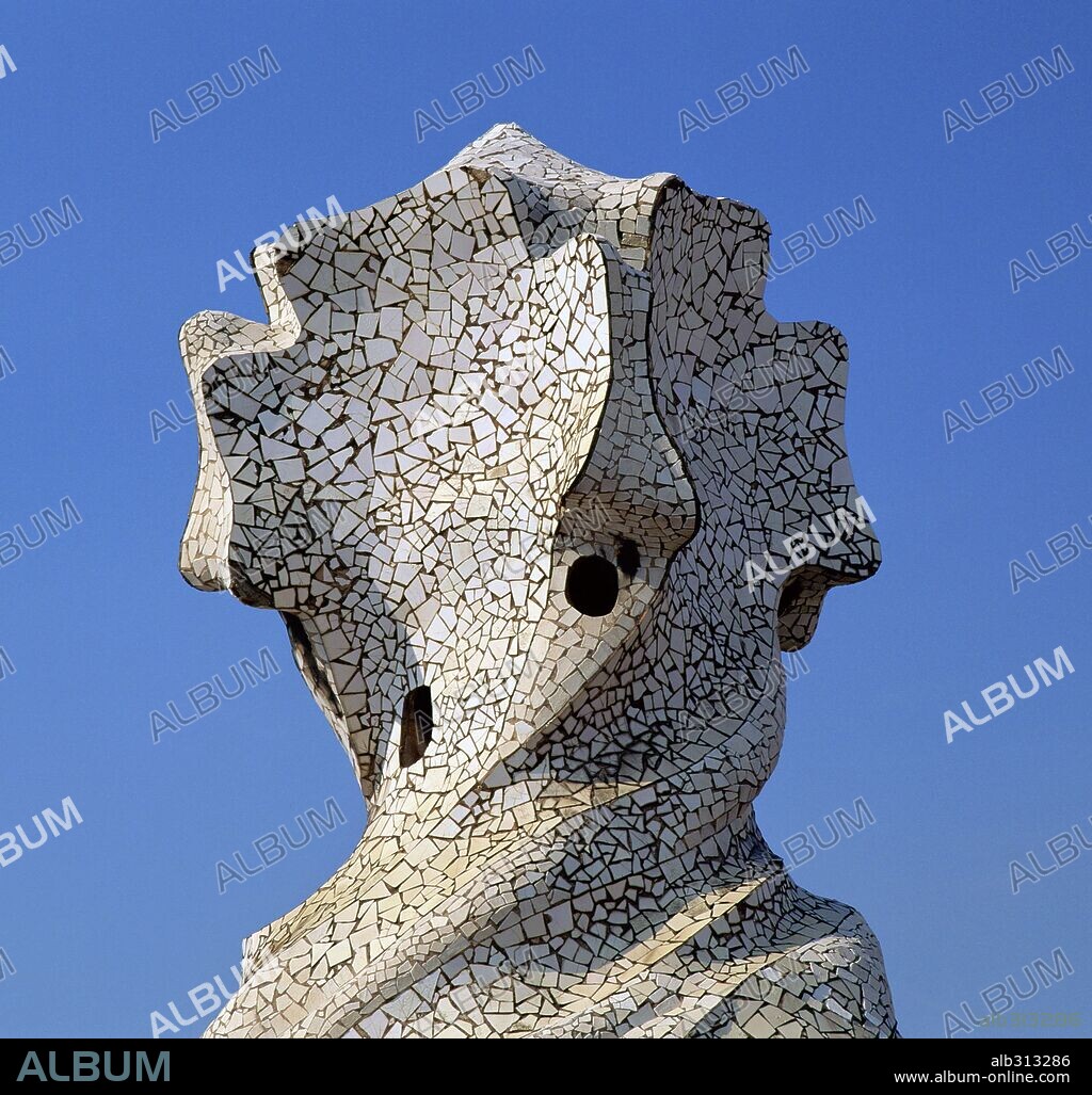 ANTONI GAUDÍ. Parte superior de escalera de acceso a la azotea. Terminación en forma de cruz. La Pedrera 1906-10, (Casa Milà). Barcelona, España.