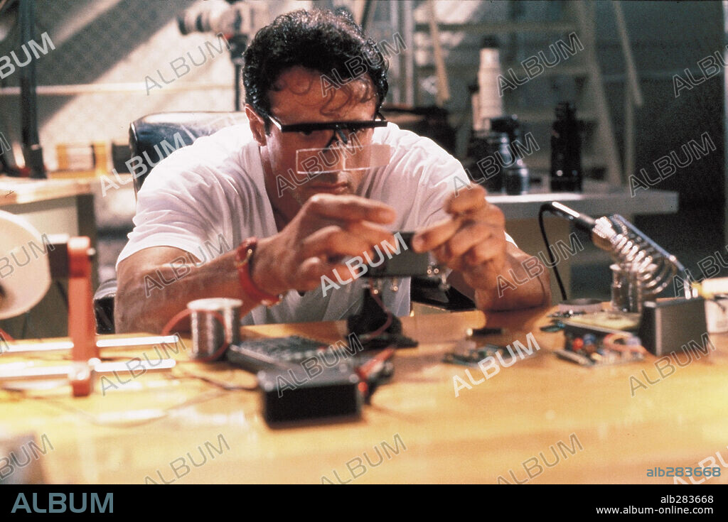 SYLVESTER STALLONE en EL ESPECIALISTA, 1994 (THE SPECIALIST), dirigida por LUIS LLOSA. Copyright WARNER BROTHERS / PHILLIPS, RON.