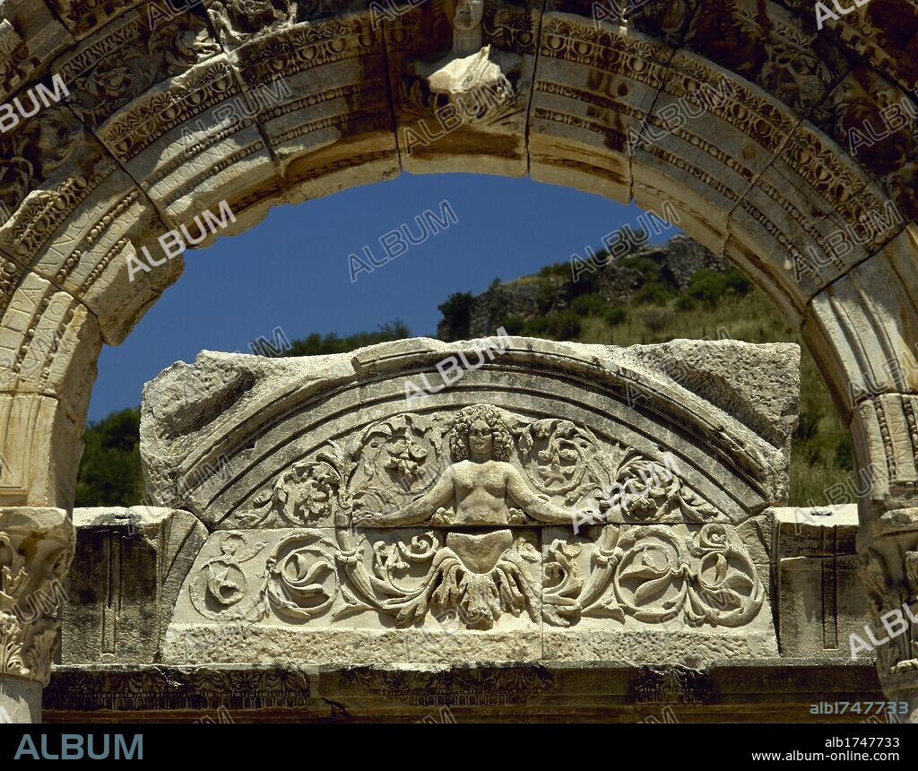 ARTE ROMANO. TURQUIA. Arco en la fachada delatera con relieves de una Medusa. TEMPLO DE ADRIANO. Fechado hacia el siglo II d. C. CIUDAD DE EFESO. Península Anatólica.
