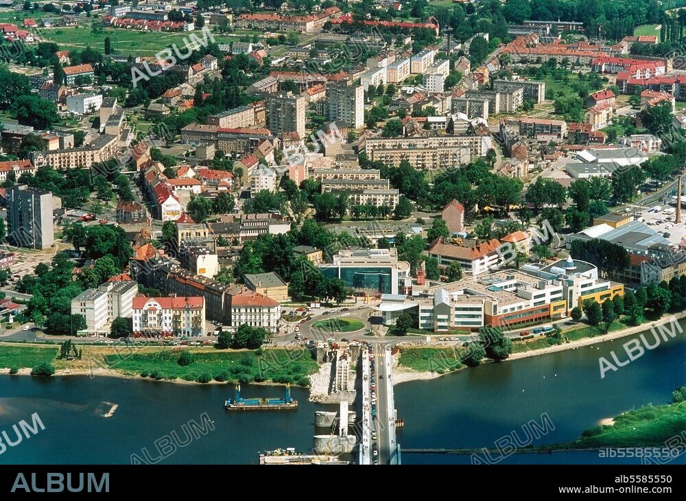 Frankfurt an der Oder (Brandenburg), Oderbrücke (deutsch-polnische Grenze). Blick über den Grenzübergang und Slubice. Luftaufnahme, August 2002.