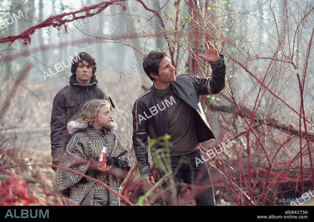 DAKOTA FANNING, JUSTIN CHATWIN and TOM CRUISE in WAR OF THE WORLDS, 2005, directed by STEVEN SPIELBERG. Copyright PARAMOUNT PICTURES / MASI, FRANK.