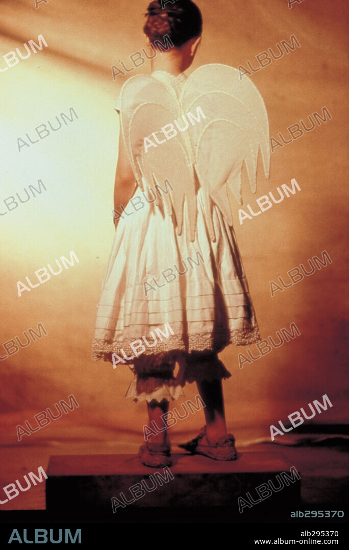 ANNA PAQUIN in THE PIANO, 1993, directed by JANE CAMPION. Copyright JAN CHAPMAN PRODS/CIBY 2000.