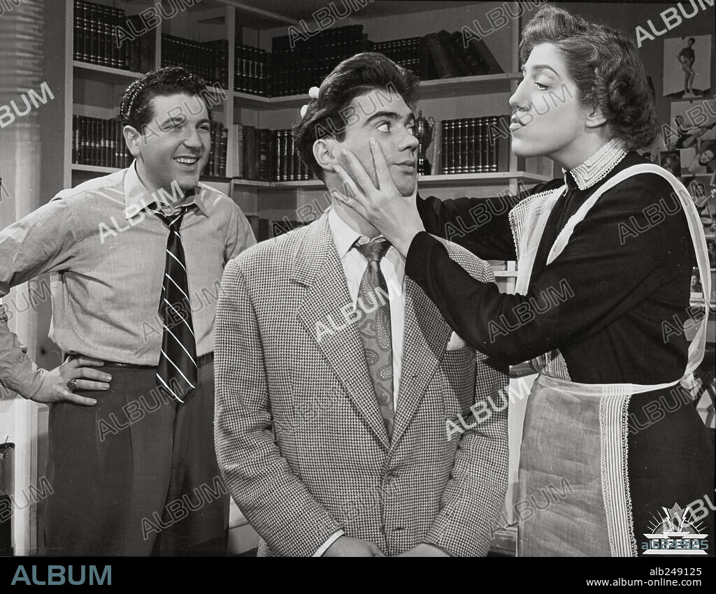 JESUS COLOMER, JOSEP MARIA ANGELAT and MARY SANTPERE in ONCE PARES DE BOTAS, 1954, directed by FRANCISCO ROVIRA BELETA. Copyright PRODUCCIONES BALCAZAR.