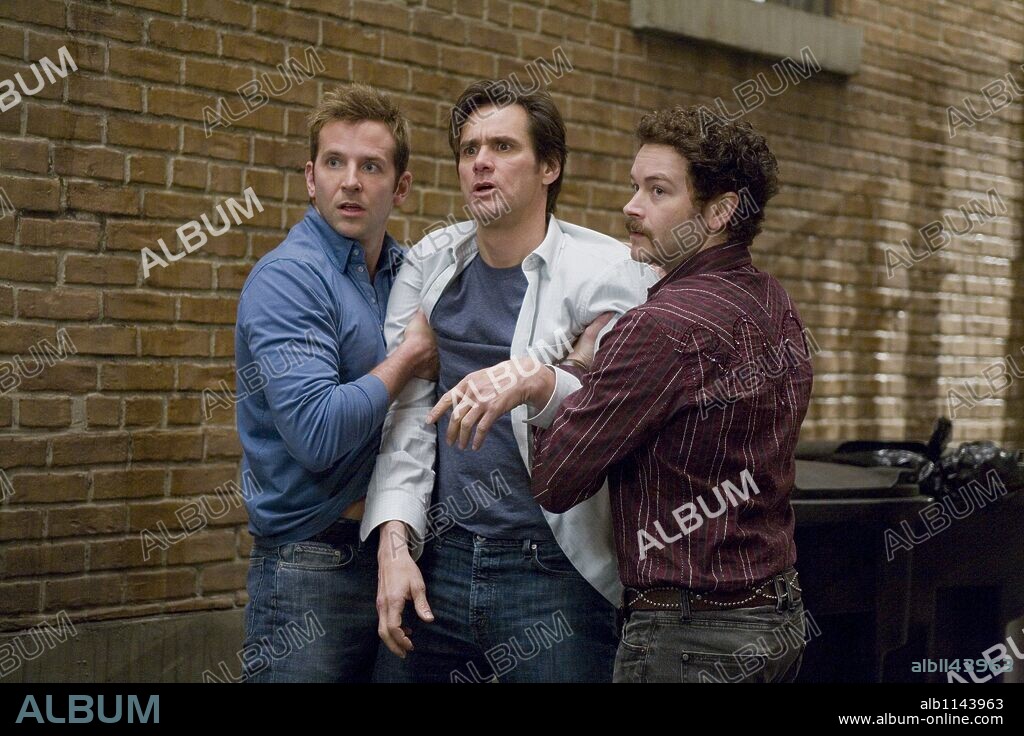BRADLEY COOPER et JIM CARREY dans YES MAN, 2008, réalisé par PEYTON REED. Copyright HEYDAY FILMS/VILLAGE ROADSHOW PICTURES/WARNER BROS. PICTURES / MOSELEY, MELISSA.