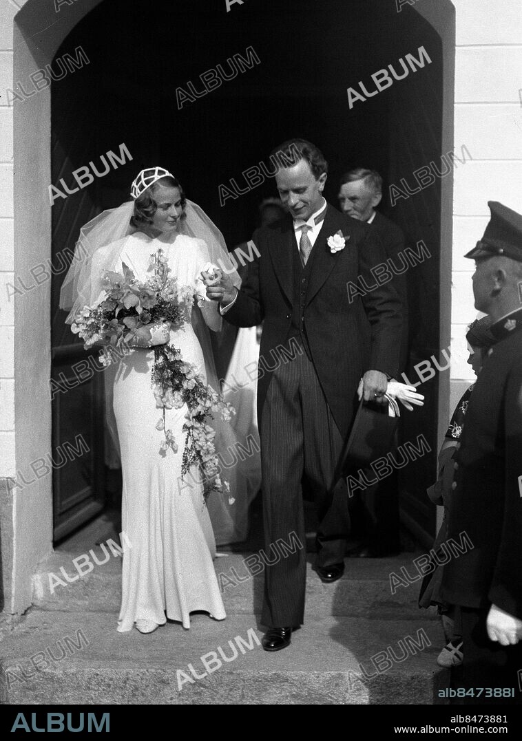 ARKIV 1937 . Skådespelerskan Ingrid Bergman gifter sig med tandläkaren Aron Petter Lindström. Swedish actor and Hollywood-star Ingrid Bergman gets married to dentist Aron Peter Lindström.. Foto: TT / Kod 1900.