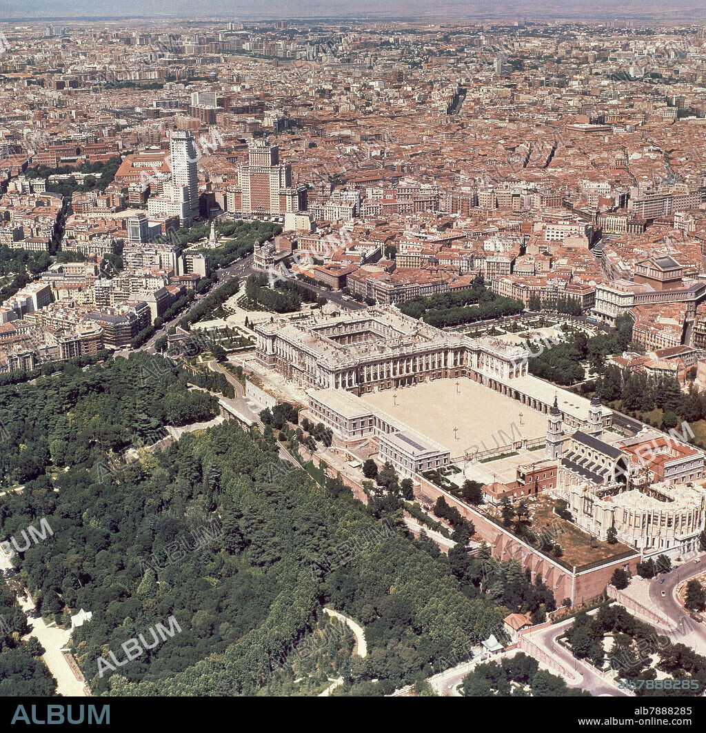 AUTOR LIBRE 01307. AREA DEL PALACIO REAL PLAZA DE LA ARMERIA Y PLAZA DE ESPAÑA CON MADRID DETRAS.