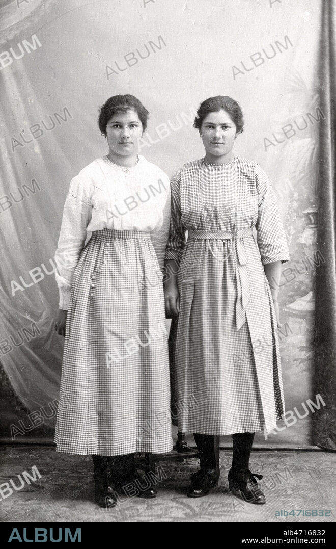 Deux soeurs jumelles habillees de robes faites dans le meme tissu vichy probablement a la maison. Carte photographique vers 1900 1910. Credit Collection KHARBINE TAPABOR.