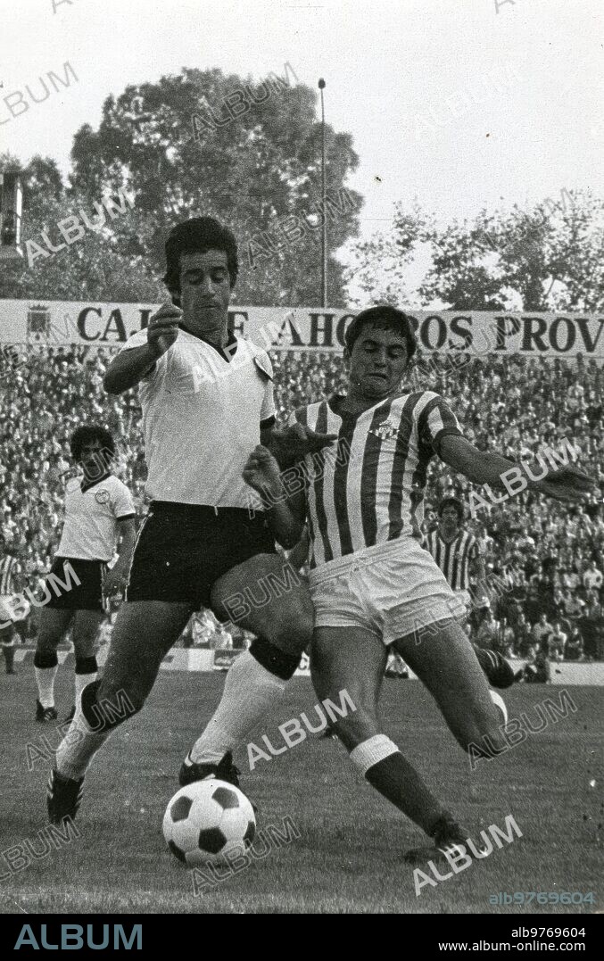 Rafael Gordillo Vázquez. Extremo zurdo y uno de los Mejores Jugadores del Betis en Toda su Historia. Nació por Circunstancias Familiares en Almendralejo (Badajoz), el día 24 de febrero de 1957, pero pronto se Trasladó A Sevilla, donde se Crió en el polígono de san Pablo. Era conocido como El «vendaval del Polígono» por su Acometidas por la banda izquierda del ataque Verdiblanco. Debutó en primera división en la temporada 1976-77, en concreto el día 30 de enero de 1977, partido Betis-Burgos que Acabó con victoria Bética por 2-1. Con el Betis Jugó en primera división ocho Temporadas, con un total de 246 Partidos y 18 Goles. Fue Traspasado al real Madrid en el verano de 1985. En el club blanco Jugó durante siete Temporadas, con un total de 182 Partidos y 20 Goles. Entre los Títulos que Logró con el real Madrid Figuran cinco Campeonatos de liga y una copa de la Uefa. En la Imagen, durante el partido Betis-Salamanca, jugado el día 30 de octubre de 1977 y Terminado con victoria visitante por 0-1. (foto Ángel Doblado).