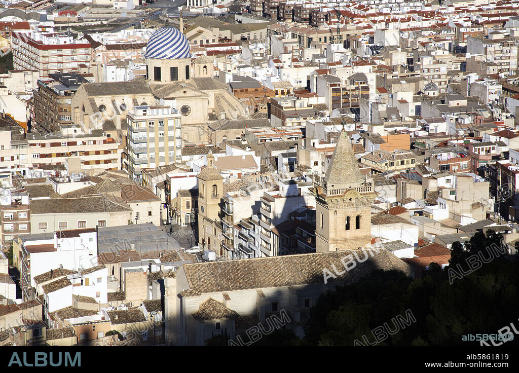Yecla; vistas de Iglesia del Salvador (1er. plano) y de la Purísima (fondo) desde el Cerro del Castillo.