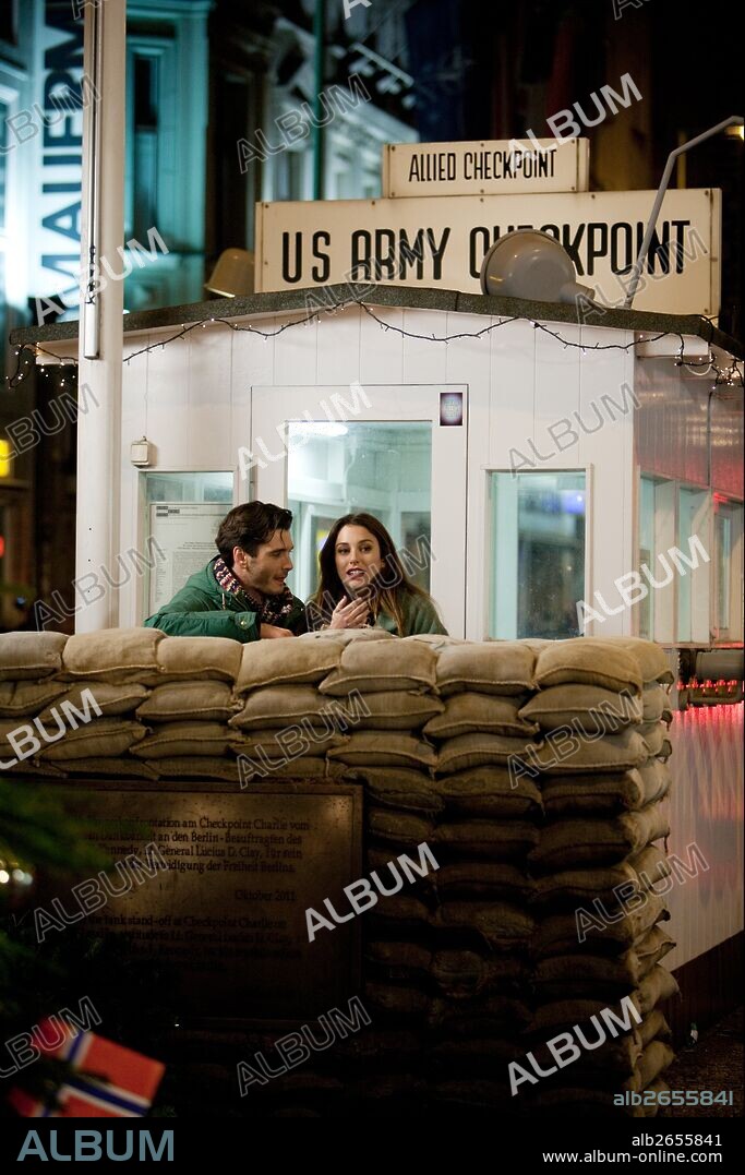 BLANCA SUAREZ and YON GONZALEZ in PERDIENDO EL NORTE, 2015, directed by NACHO G. VELILLA. Copyright PRODUCCINES APARTE/ATRESMEDIA CINE/TELEFONICA STUDIOS.
