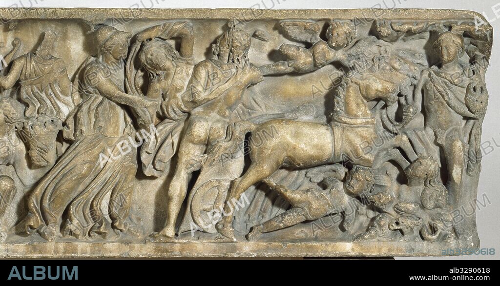 PROSERPINA (la PERSEFONE o CORE griega). Hades la secuestró, convirtiéndola en reina de los infiernos. Le concedió el derecho a pasar seis meses al año en la Tierra (de principios de primavera hasta el otoño). Detalle del sarcófago romano de mármol blanco donde se representa EL RAPTO DE PROSERPINA POR HADES. Procede de Santa Pola, Elche (Provincia de Alicante, Comunidad Valenciana). Fechado en el siglo II d. C. Museu d'Arqueologia de Catalunya. Barcelona.
