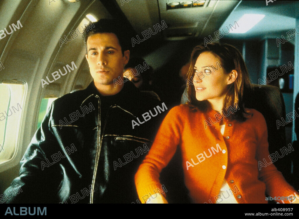 CLAIRE FORLANI y FREDDIE PRINZE JR. en CHICOS Y CHICAS, 2000 (BOYS AND GIRLS), dirigida por ROBERT ISCOVE. Copyright MIRAMAX.