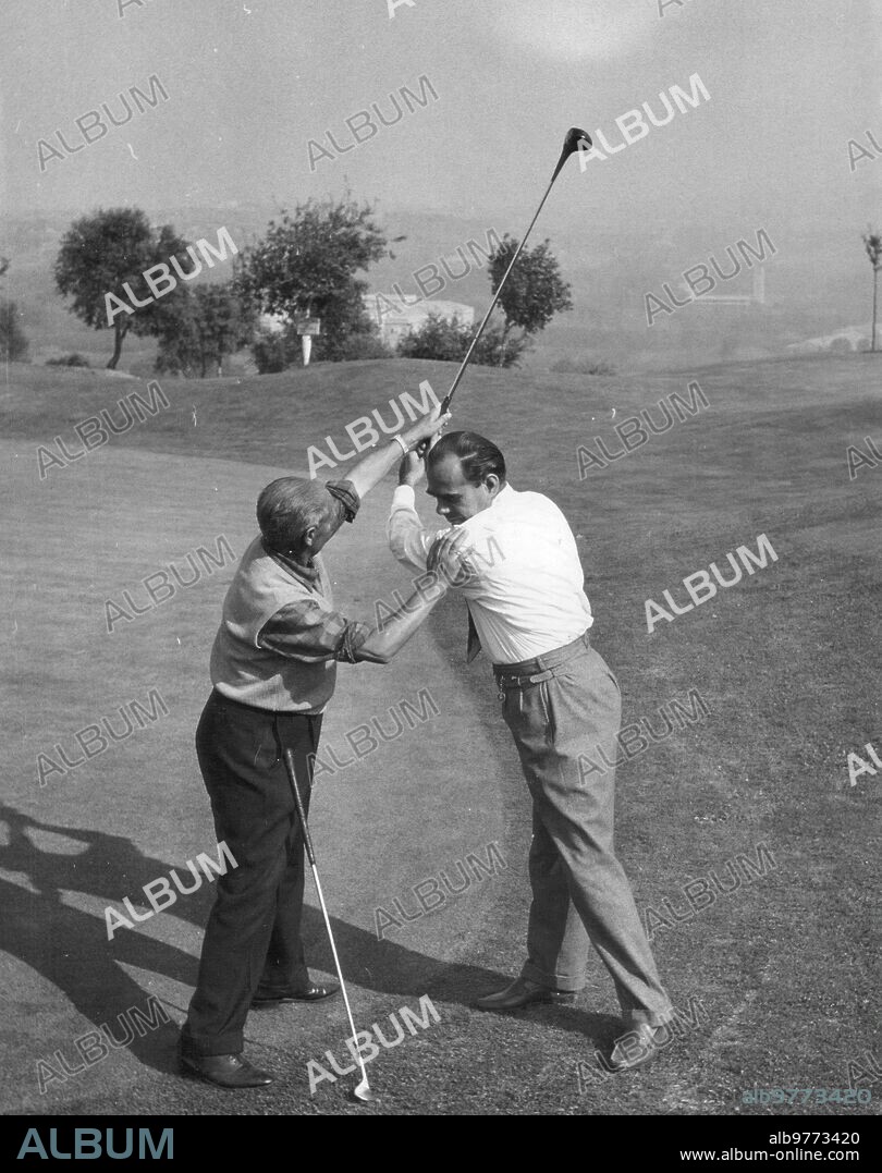 1957. El profesor del club de campo D. Aquilino Sanz indica la correcta colocación del palo, las manos y los hombros del jugador en el momento inicial del golpe.