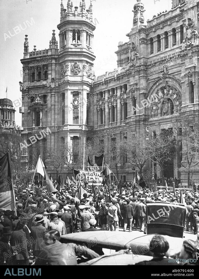 ALFONSO SÁNCHEZ PORTELA. Proclamación de la república el 14 de abril de 1931. El palacio de Comunicaciones donde se Puso la primera bandera Republicana.