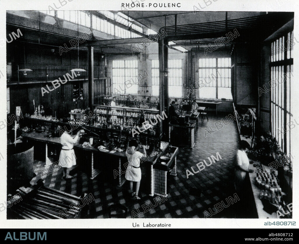 Un laboratoire de l'usine Rhone-Poulenc vers 1930. annees 30. Credit : Collection LOU/KHARBINE-TAPABOR.