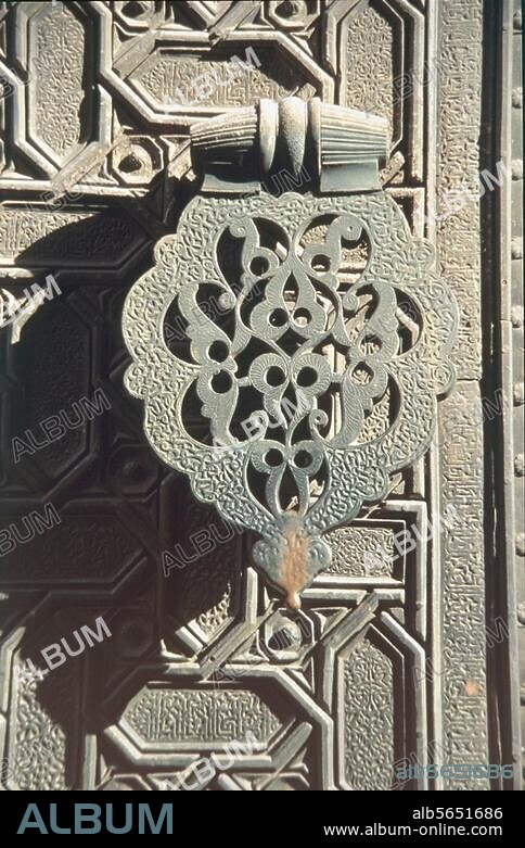 Sevilla (Andalusien, Spanien), Catedral - Kathedrale, Puerta del Perdón im Orangenhof - Patio de los Naranjos der ehemaligen almohadischen Hauptmoschee. (12. Jahrhundert). Türklopfer der Bronzetür. Foto, undat.