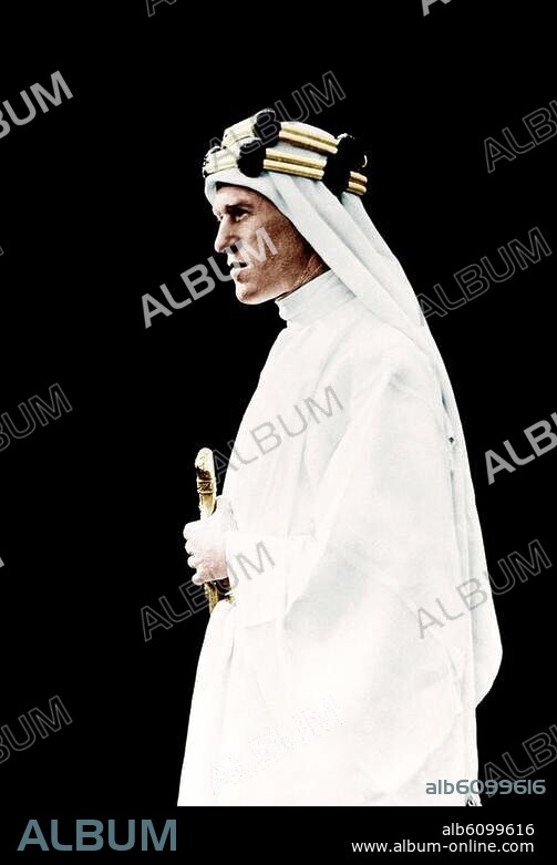 Lawrence, Thomas Edward, genannt Lawrence of Arabia engl. Archäologe und Schriftsteller Tremadoc (Wales) 15.8.1888-(Unfall) Moreton (Dorset) 19.5.1935. Porträtaufnahme in arabischer Tracht, um 1916/17; digital koloriert.