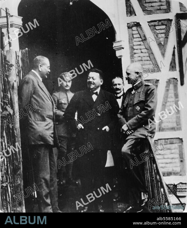 Ebert, Friedrich, 1871 - 1925, German politician of the Social Democratic Party of Germany (SPD) and the first President of Germany from 1919 until his death in office in 1925. Ebert in Schwarzburg in conversation with Reichswehr Minister Gustav Noske. (Reichswher: Military organisation of Germany from 1919 until 1935). Photo, 30.7.1919.