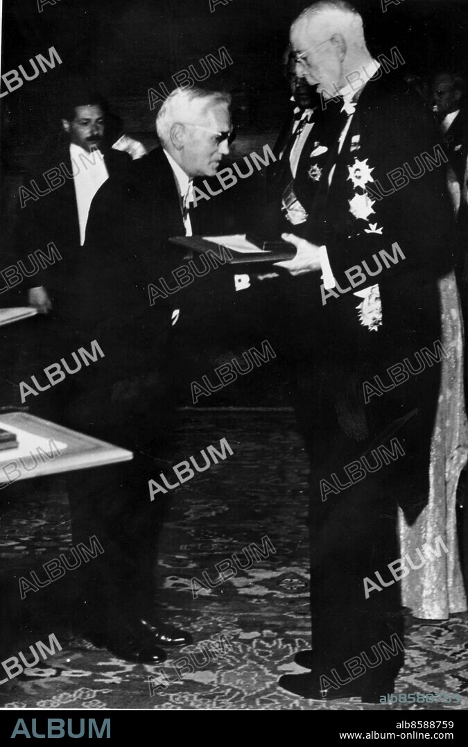 FILE SWEDEN NOBEL 1945. Medicine laureate Sir Alexander Fleming, Great Britain receives his prize from the hand of his majesty king Gustaf V of Sweden. Fleming shares the prize with Ernst B. Chain and Howard Florey. Foto: NTB Kod: 194 COPYRIGHT SCANPIX SWEDEN.