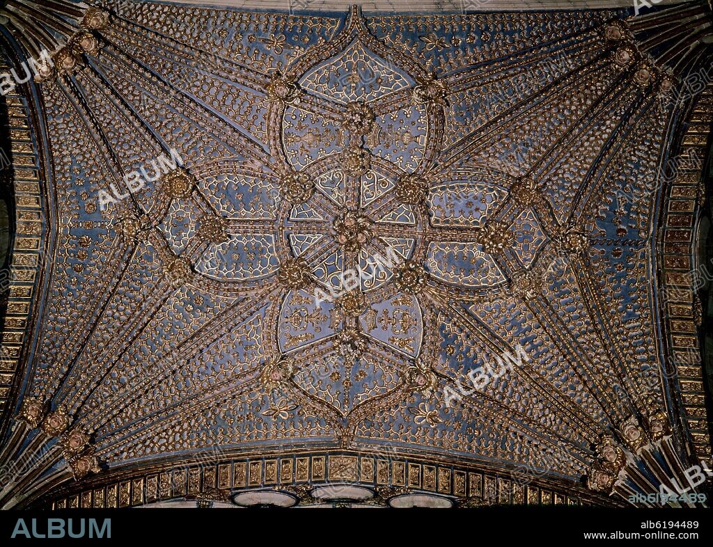 BOVEDA DORADA Y POLICROMADA CON ANGRELADOS FLORONES Y CABEZAS DE ANGELES QUE CUBRE LA CAPILLA MAYOR - SIGLO XVIII.