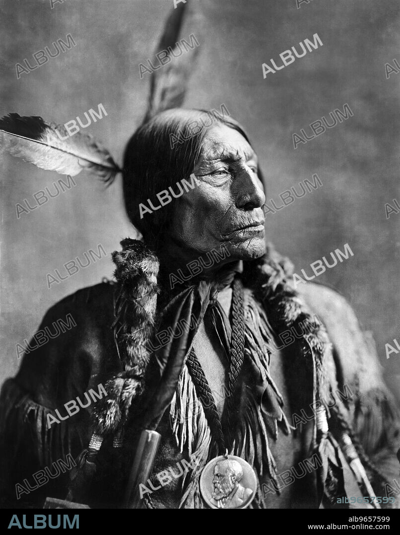 Wolf Robe, Southern Cheyenne Chief, Wearing a Benjamin Harrison Presidential Medallion, which he Received from the Federal Government in 1890 for Assisting the Cherokee Commission in Negotiations for Disposal of land, Head and Shoulders Portrait, Louisiana Purchase Exposition, St. Louis, Missouri, USA, 1904.