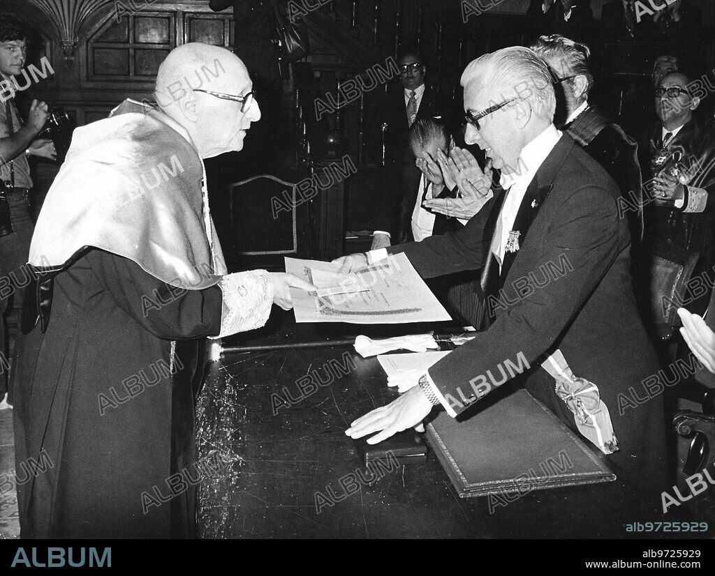 Alcalá de Henares (Madrid), 23/04/1977. Acto de entrega del Primer Premio Cervantes, que recayó en  Jorge Guillén. Miguel Cruz Hernández, director general de Cultura Popular entrega el diploma.