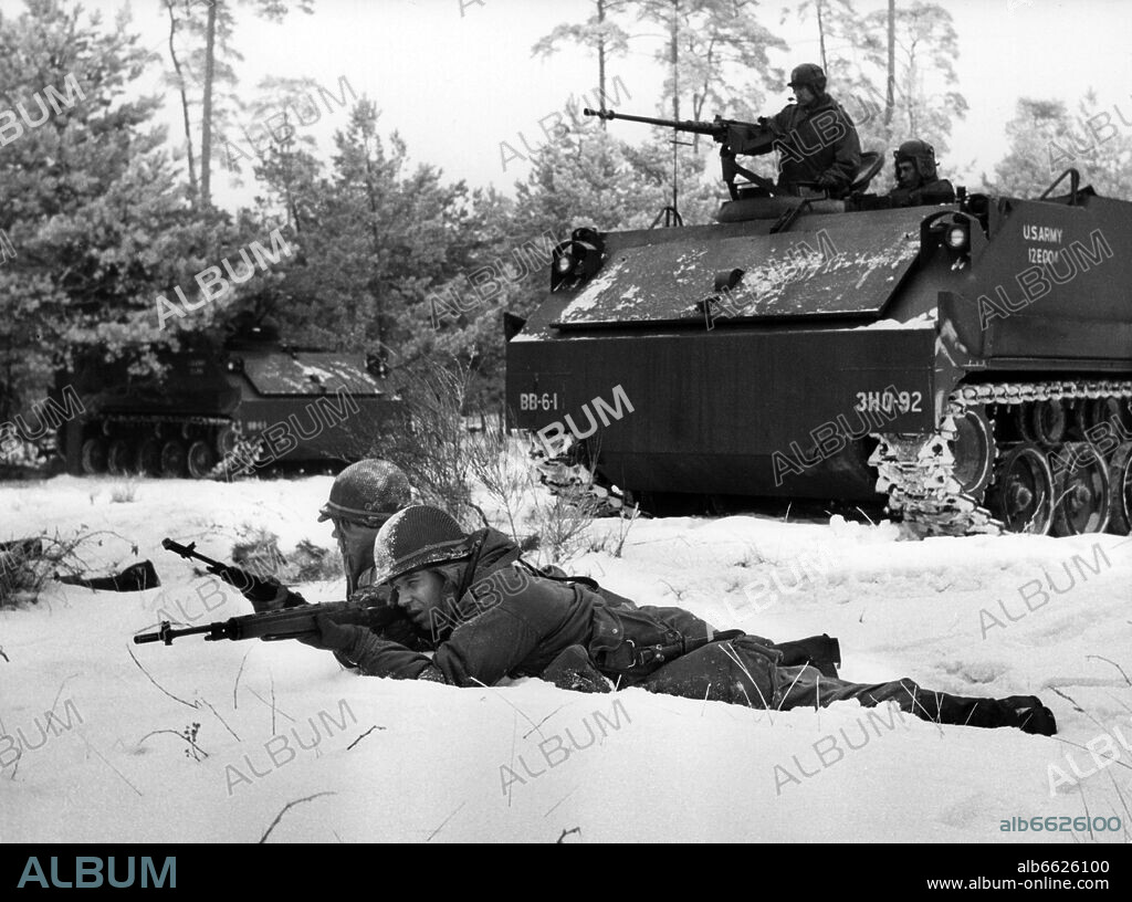 Soldiers of the US army next to an armoured track vehicle during a routine winter exercise in Grunewald in Berlin on the 23rd ofJanuary in 1963. 23/01/1963