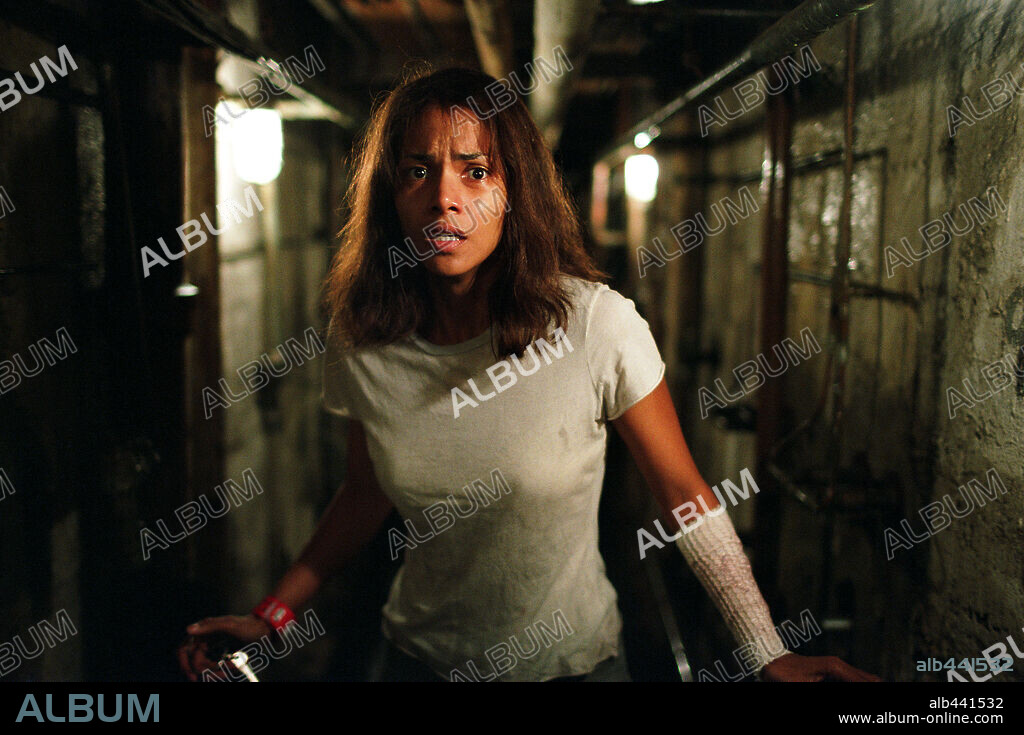 HALLE BERRY en GOTHIKA, 2003, dirigida por MATHIEU KASSOVITZ. Copyright WARNER BROS. PICTURES / DORY, ATTILA.