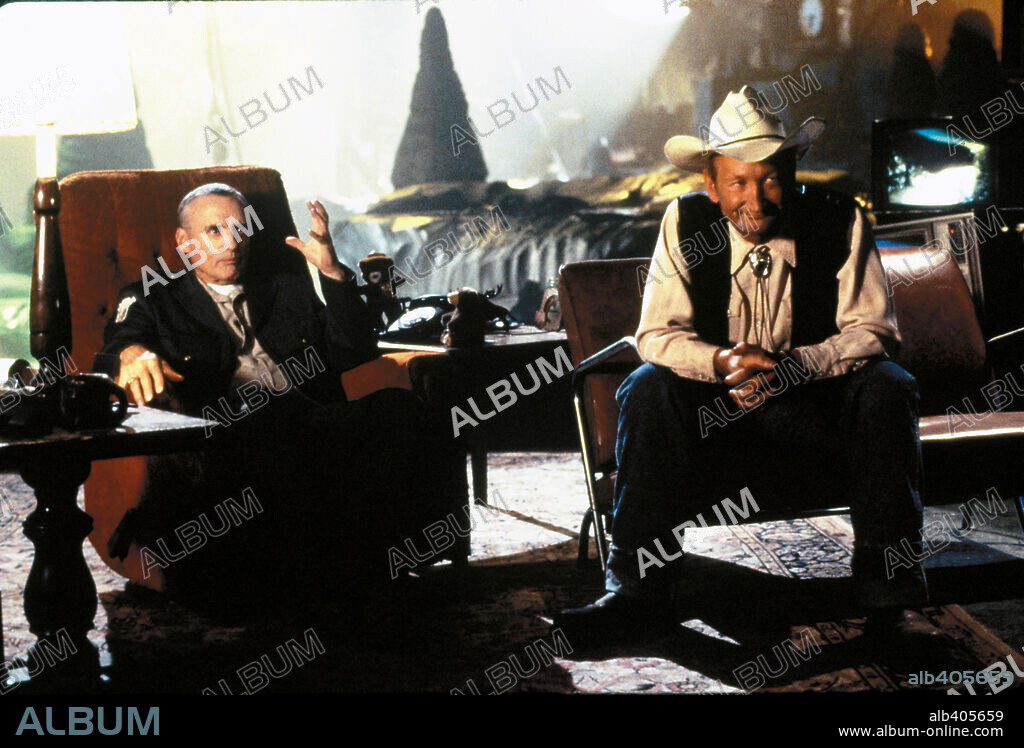 DENNIS HOPPER and ROBERT ENGLUND in MEET THE DEEDLES, 1998, directed by STEVE BOYUM. Copyright WALT DISNEY PICTURES / VOLLICK, TOM.
