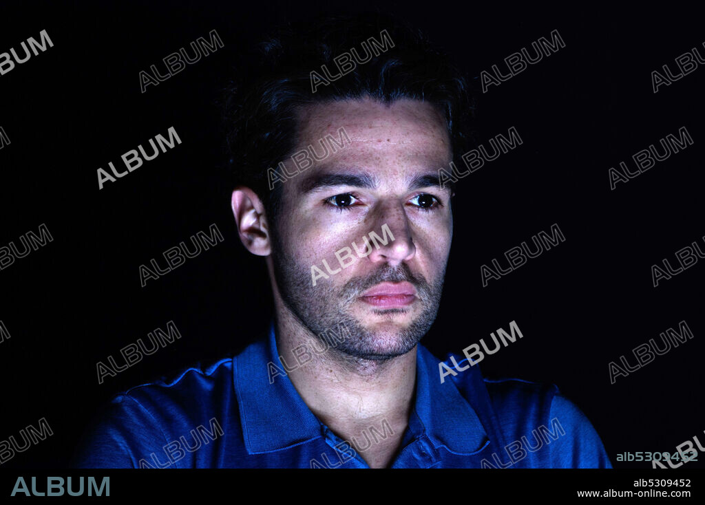 CHRISTOPHER ABBOTT en POSSESSOR UNCUT, 2020 (POSSESSOR), dirigida por BRANDON CRONENBERG. Copyright RHOMBUS MEDIA.